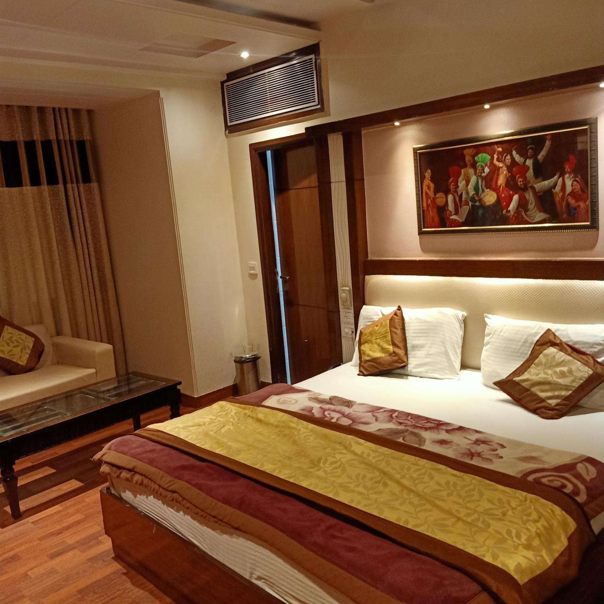 Hotel Geet Deluxe Yeni Delhi Dış mekan fotoğraf
