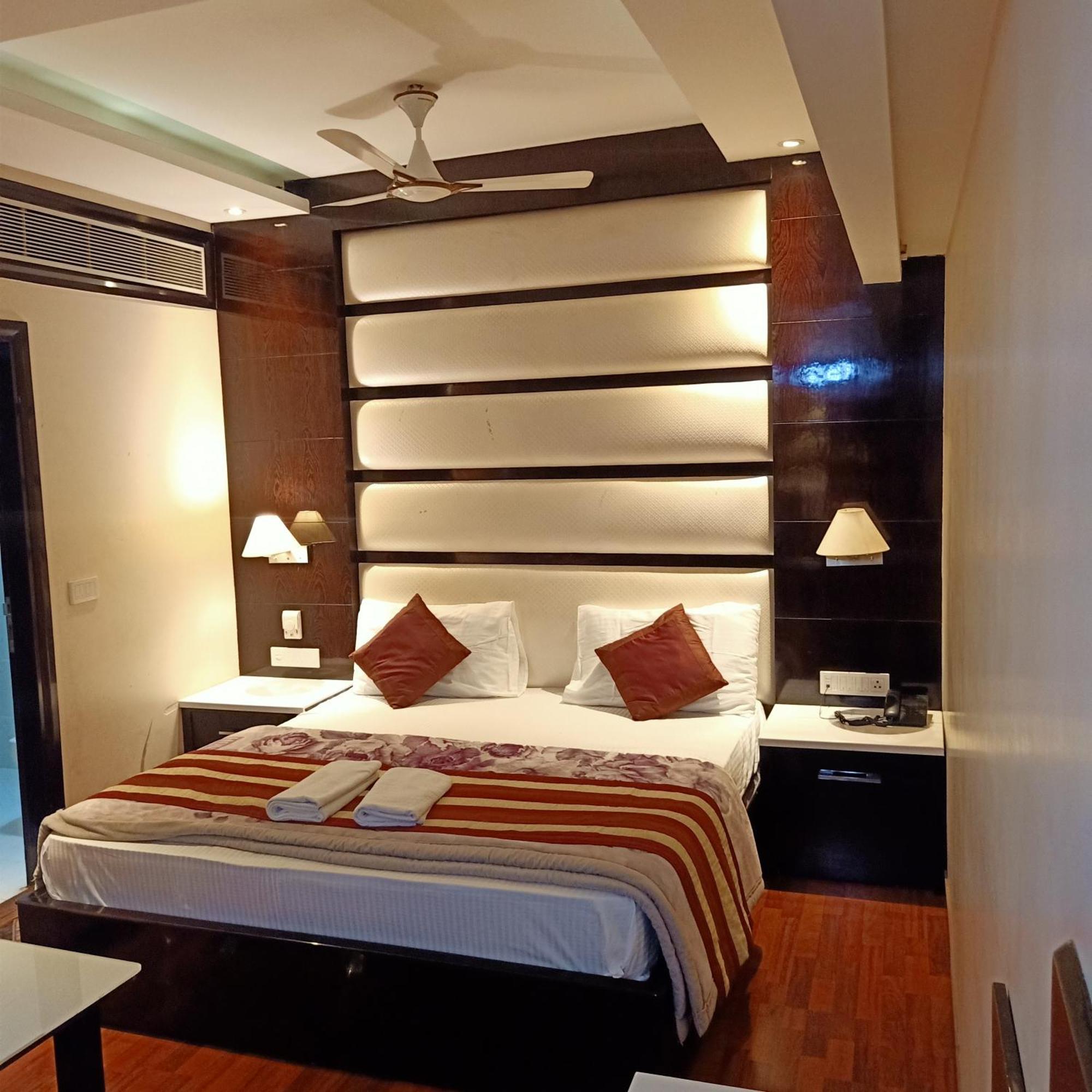 Hotel Geet Deluxe Yeni Delhi Dış mekan fotoğraf