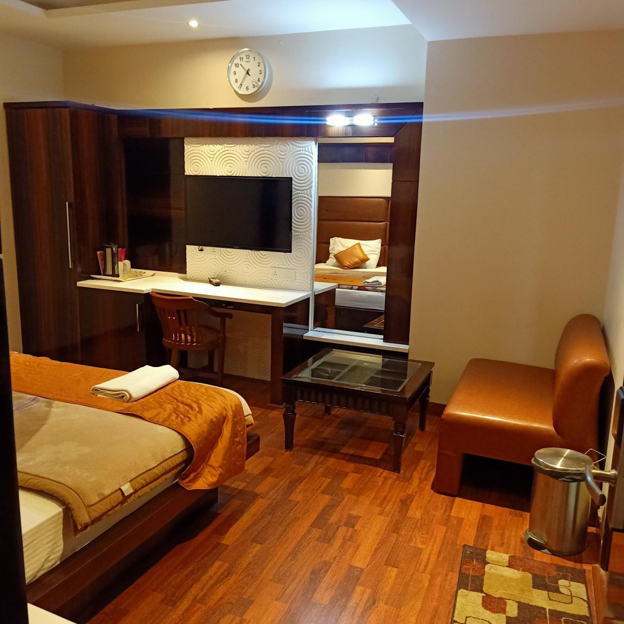 Hotel Geet Deluxe Yeni Delhi Dış mekan fotoğraf
