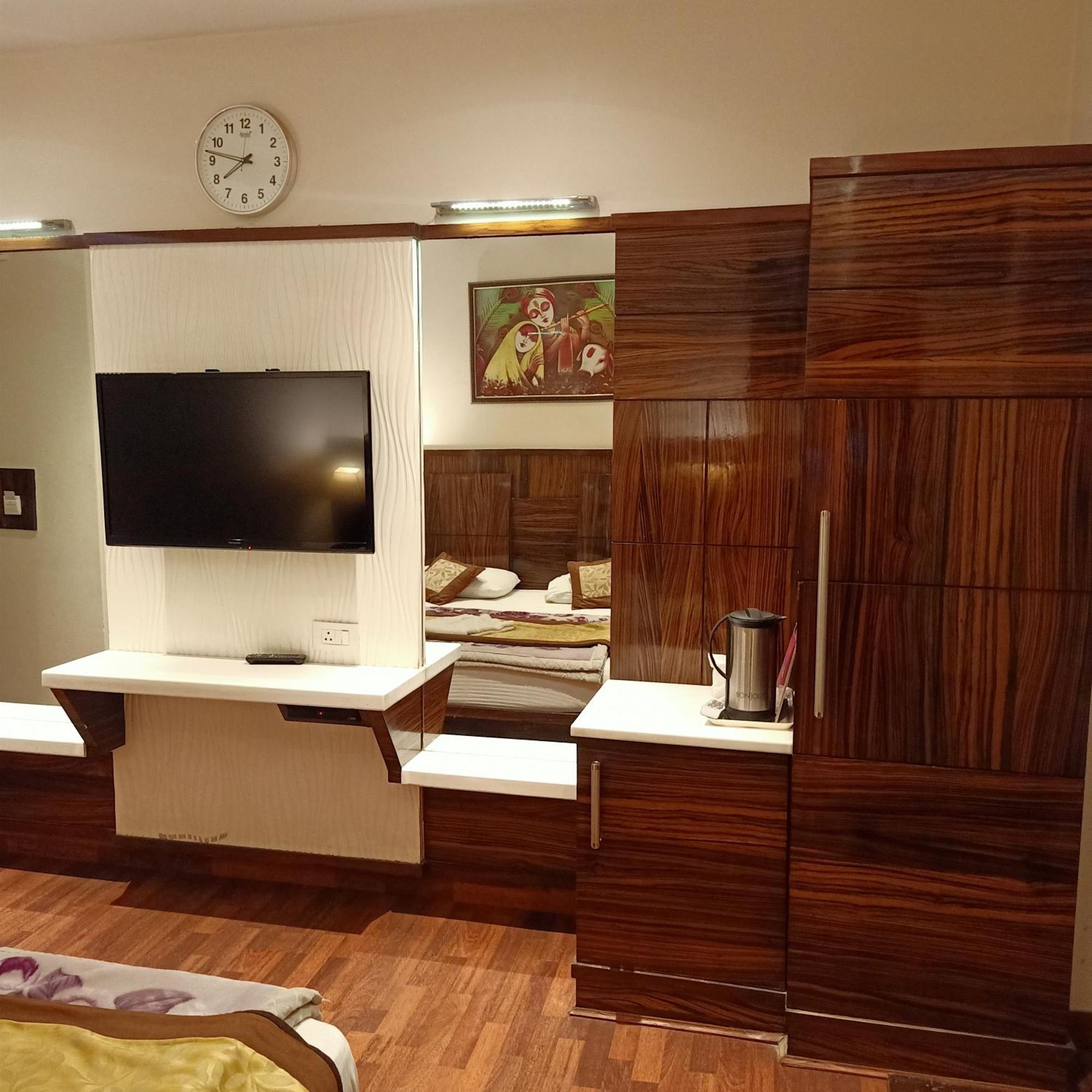 Hotel Geet Deluxe Yeni Delhi Dış mekan fotoğraf