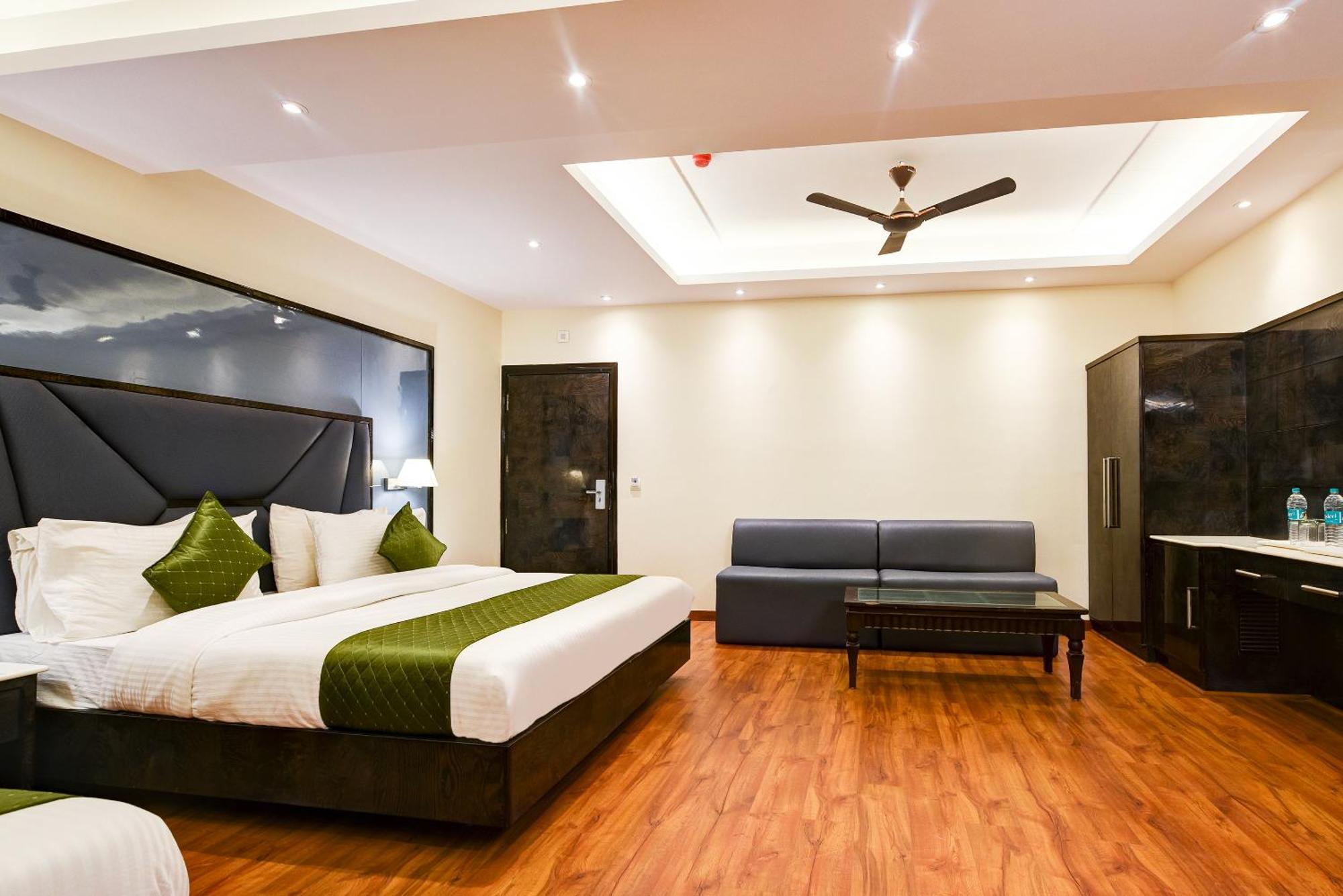 Hotel Geet Deluxe Yeni Delhi Dış mekan fotoğraf